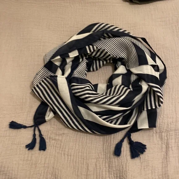 ABERCROMBIE and Fitch navy and white stripes scarf with tassels. 40”40” - Picture 6 of 6